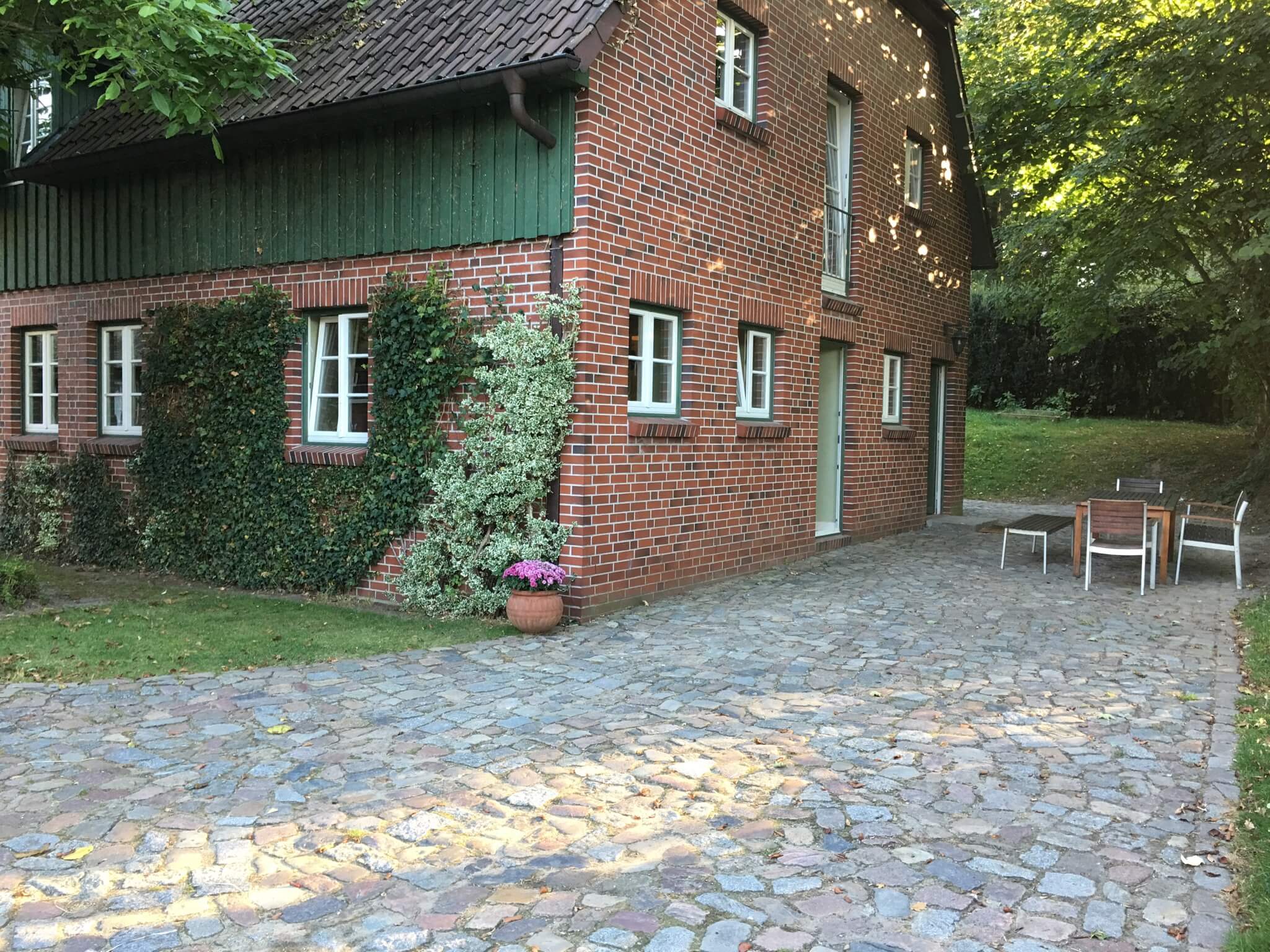 Gästehaus und Terrasse der Ferienwohnungen Max und Moritz