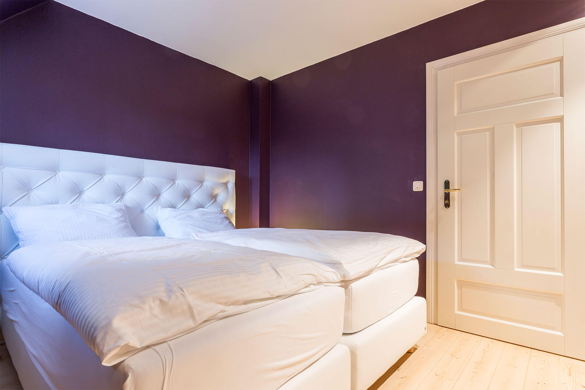 Schlafzimmer in lila mit Boxspring Doppelbett